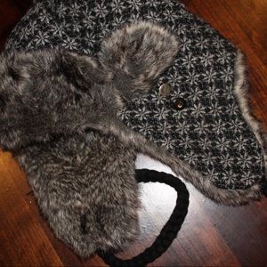 Worn once, super condition, Eskimo hat! Faux fur. Super cute for winter 🥰